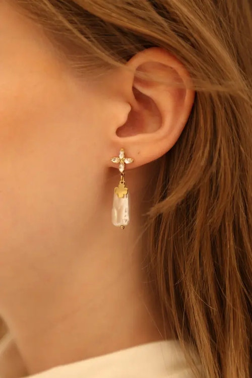 Boucles d'oreilles pendantes dorées avec perle nacrée