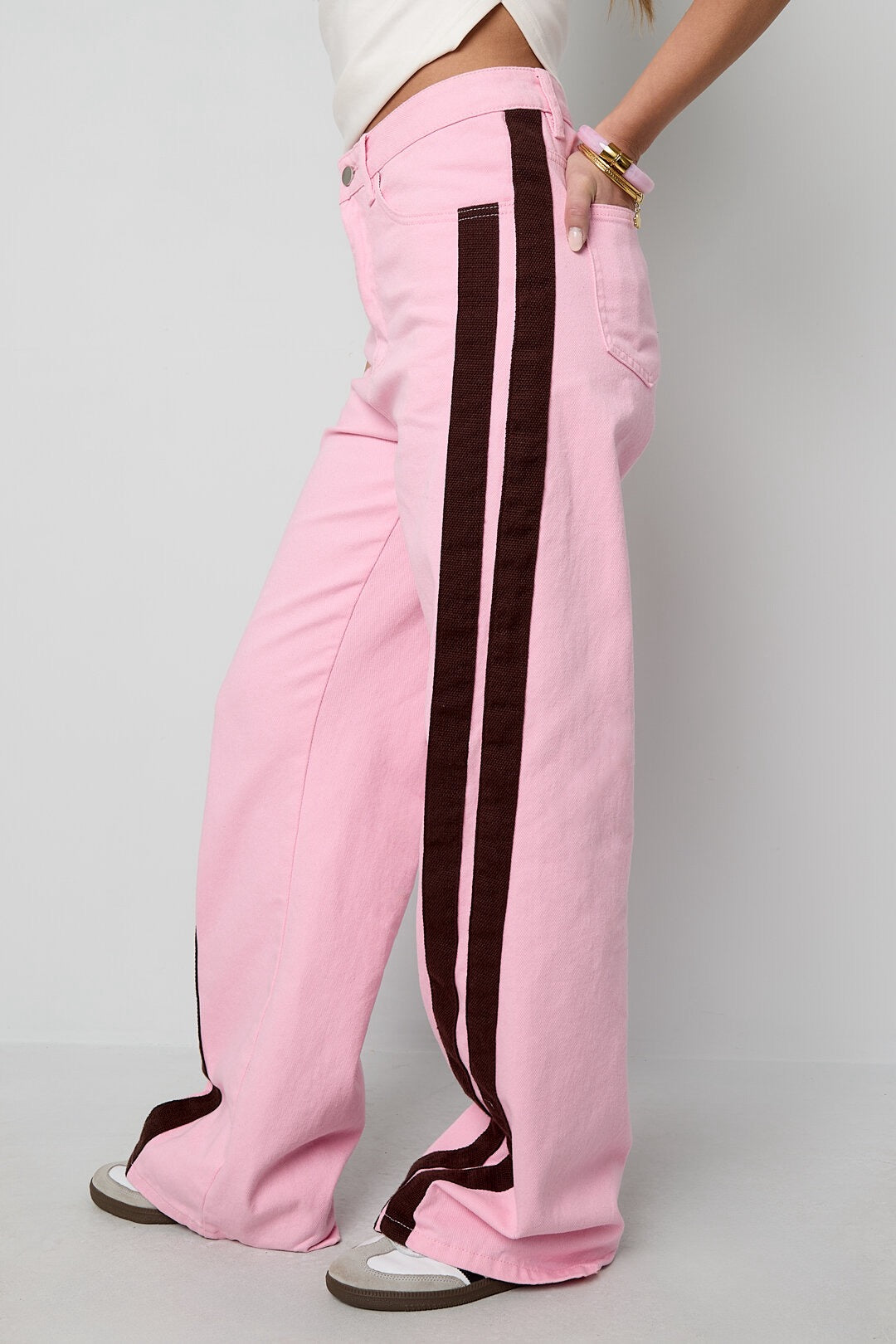 Pantalon large rose à bandes marron contrastées pour femme